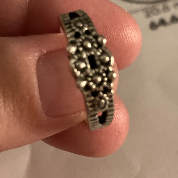 Size 4 silver Ring with intricate design - Picture 8 of 8
